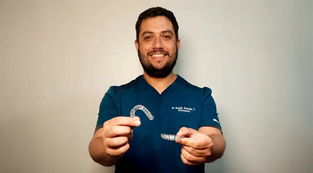 Dr. Bastián Arancibia, ortodoncista de Zagurt, con alineadores transparentes