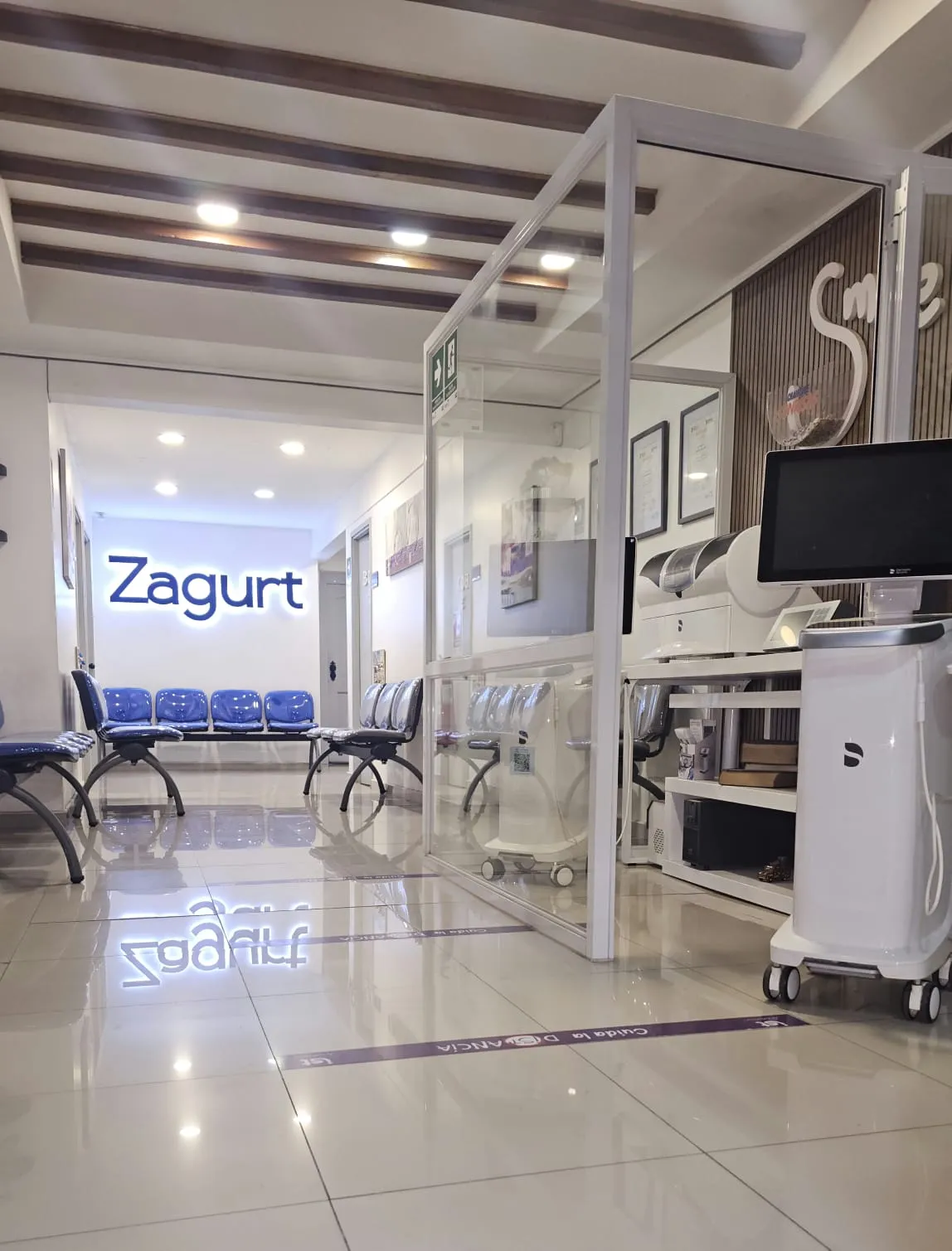 Sala de espera y box de atención de Clínica Dental Zagurt en Curicó